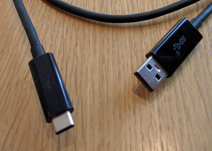 USB-Kabel zum Aufladen eines Mobiltelefons