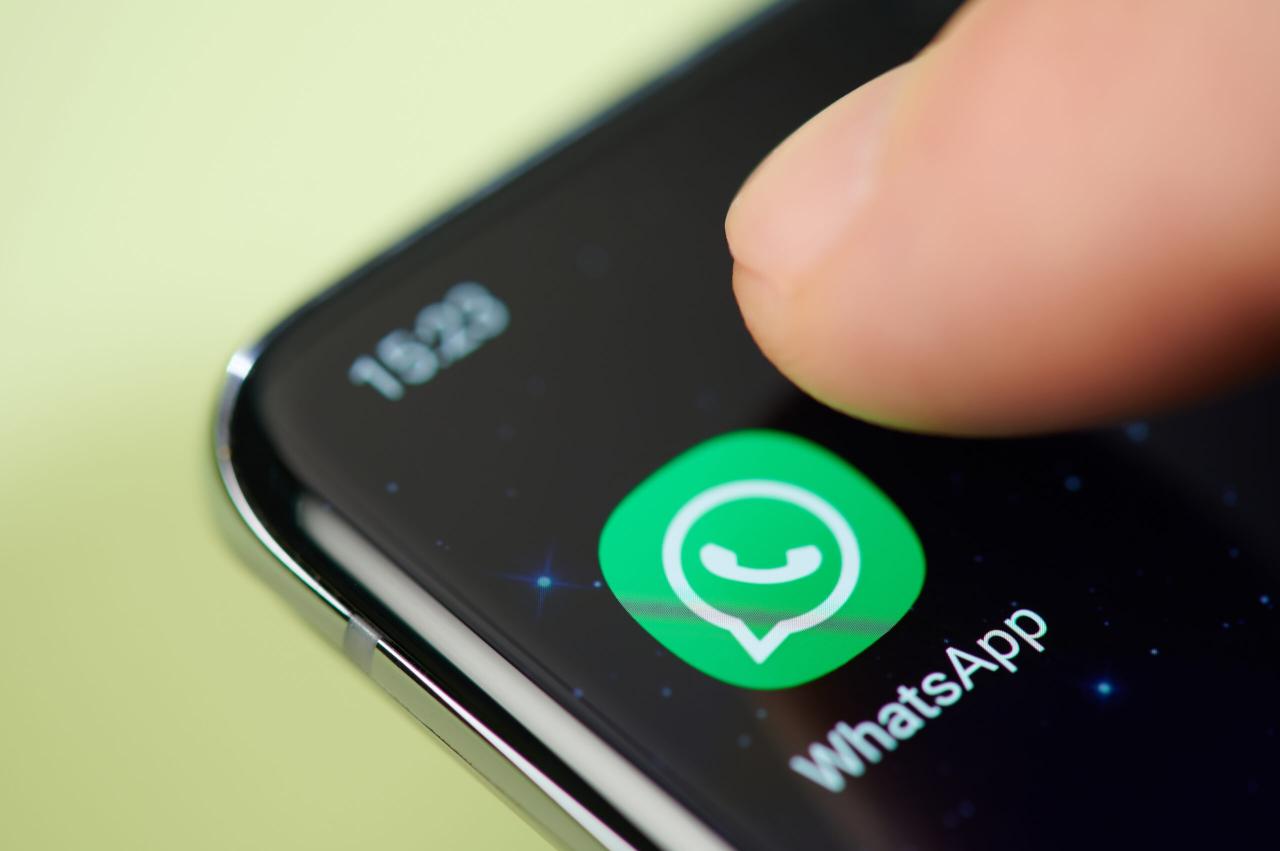 WhatsApp-Symbol Bildschirm Finger