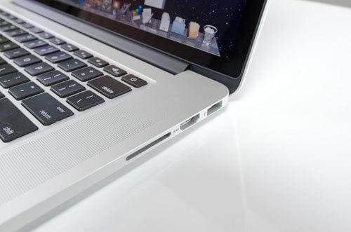 Reinigen Sie die USB-Anschlüsse des MacBook