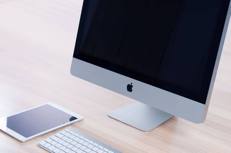 mac pc mit tastatur und tablet
