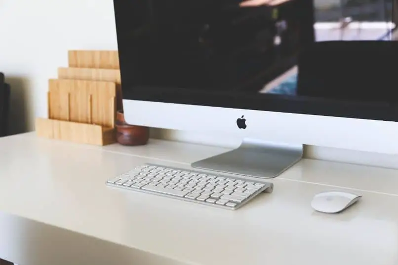 Mac-PC auf dem Desktop