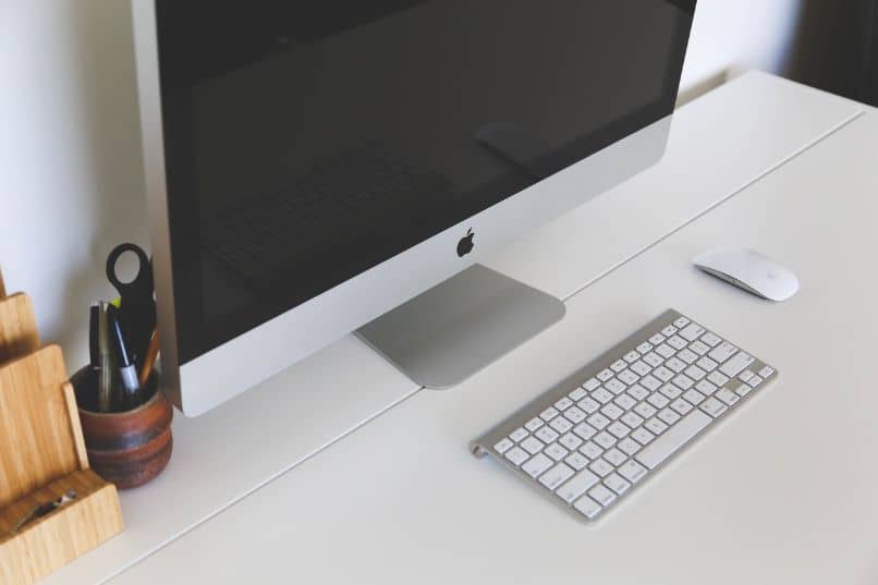 Mac-PC mit Tastatur und Maus