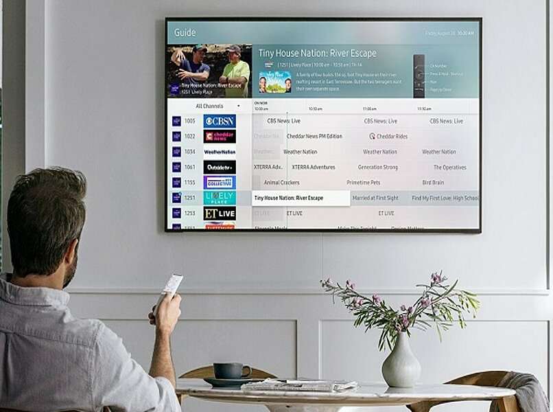 Mann sieht sich Samsung TV Plus an
