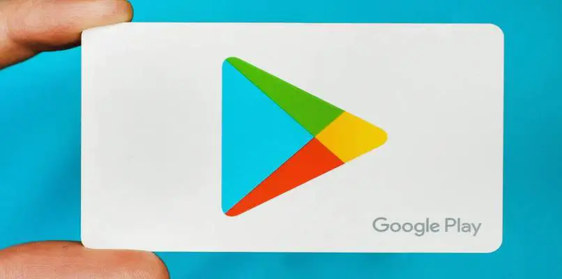 Finger, die eine Google Play-Karte halten