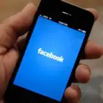 Facebook-Telefon mit blauer Hand