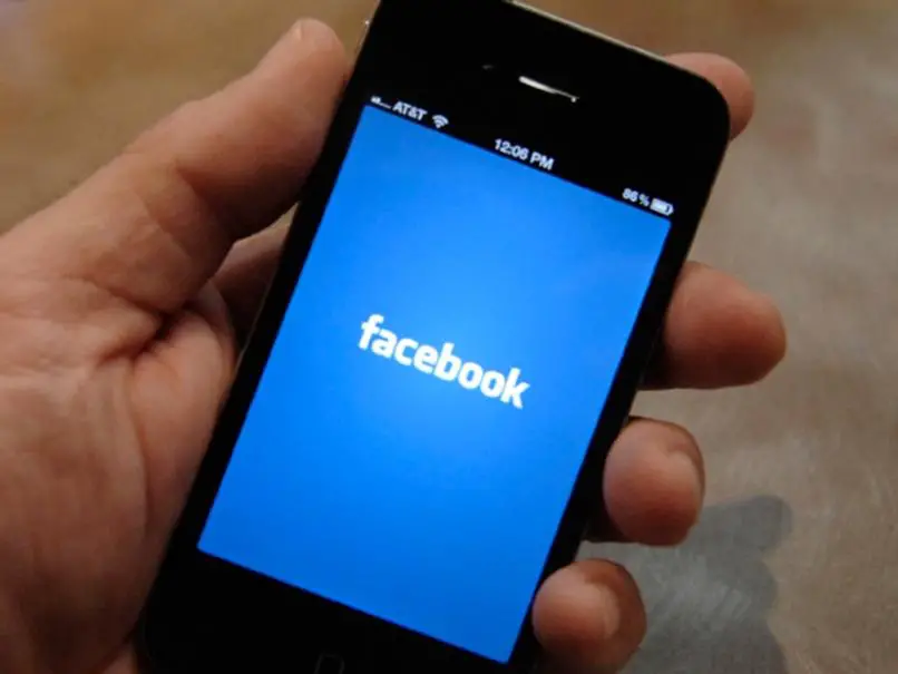 Facebook-Telefon mit blauer Hand