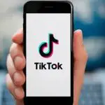Öffnen der Tiktok-App auf dem Handy