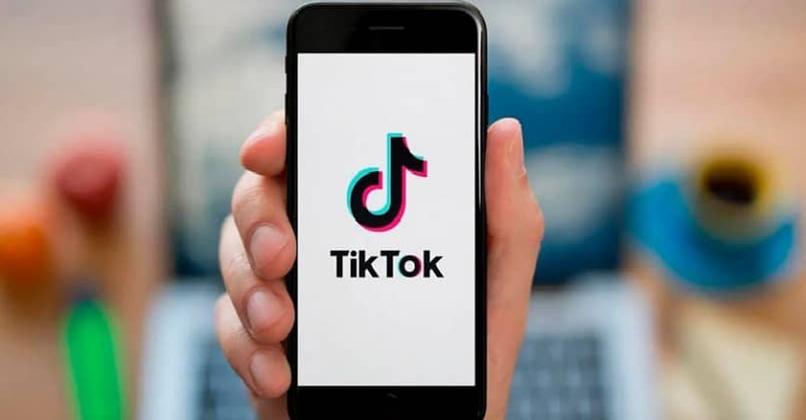 Öffnen der Tiktok-App auf dem Handy