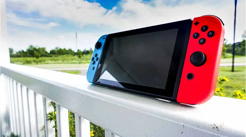 rote und blaue Nintendo Switch-Konsole