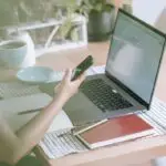 Verwenden eines Laptops, der am Schreibtisch mit dem Netzwerk verbunden ist
